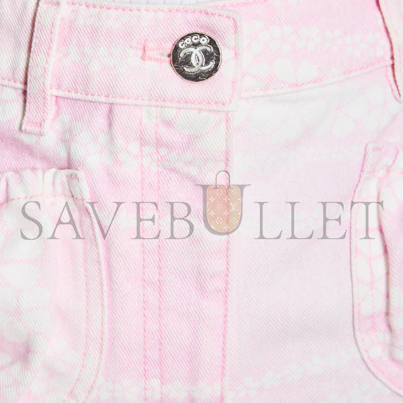 CHANEL COCO BEACH PINK AND WHITE DENIM SHORTS WITH CC LOGO PRINT 